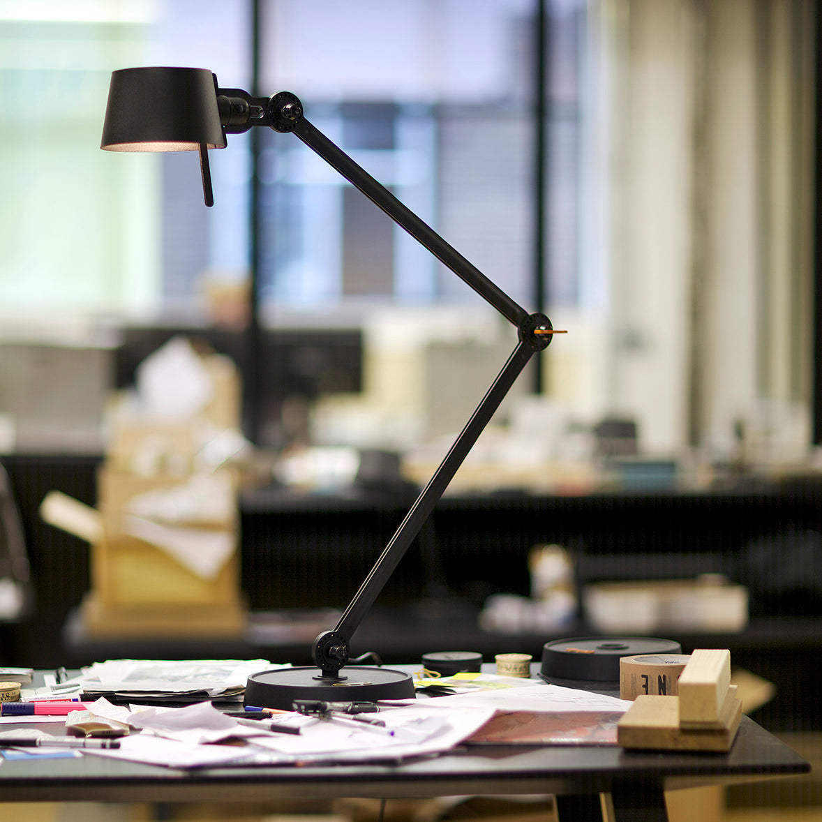 Bureaulamp Tonone BOLT 2 arm met voet